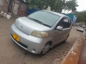 Toyota Porte 2005 Silver