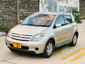 Toyota IST 2003 Gold