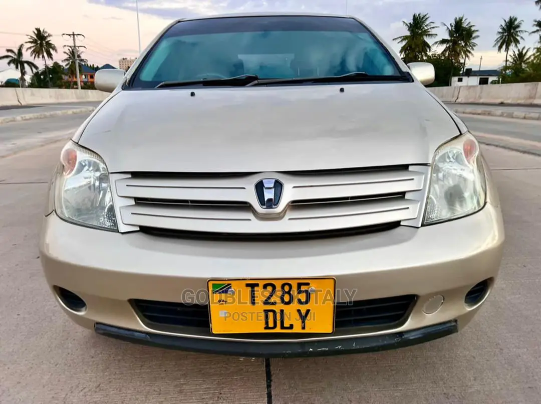 Toyota IST 2003 Gold