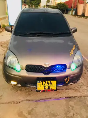 Toyota Vitz 2002 Silver