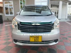 Toyota Noah 2012 Silver