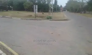 Kiwanja Kinauzwa Kipo Kunduchi Mtongani Beach, Barabara Kuu.
