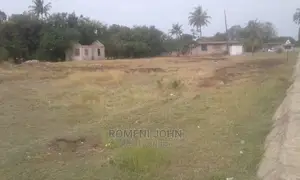 Kiwanja Kinauzwa Kipo Kunduchi Mtongani Beach, Barabara Kuu.