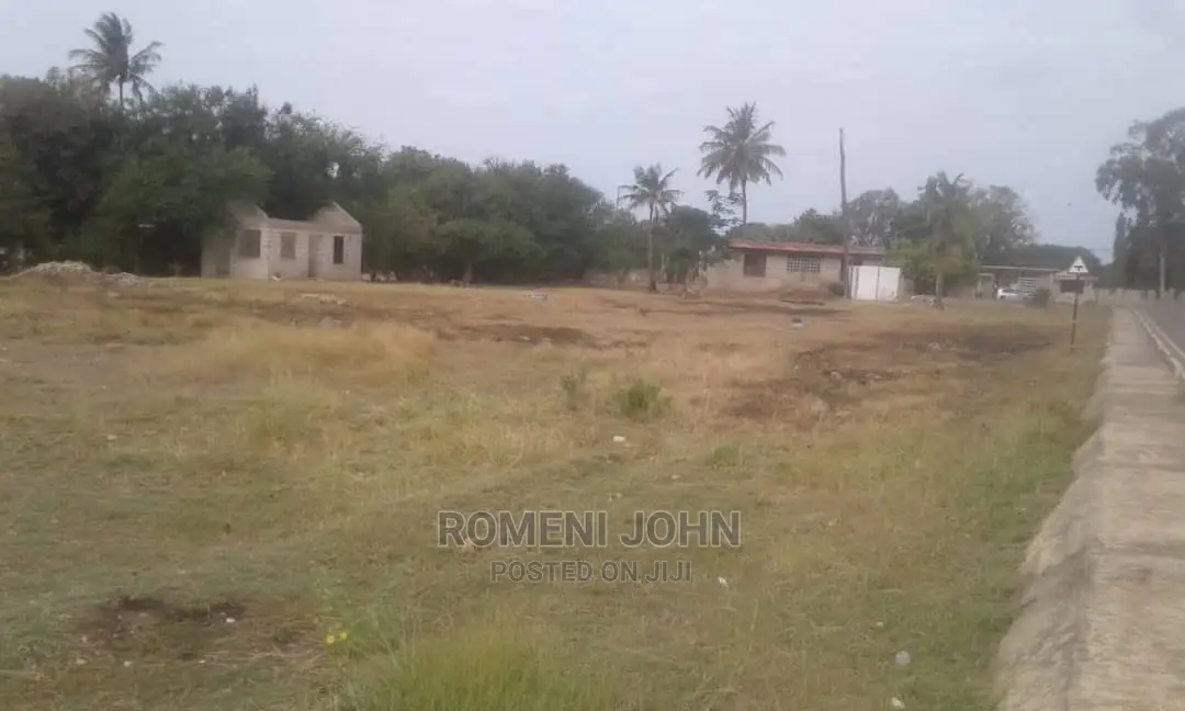 Kiwanja Kinauzwa Kipo Kunduchi Mtongani Beach, Barabara Kuu.
