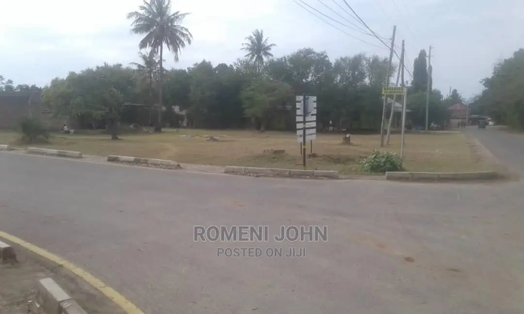Kiwanja Kinauzwa Kipo Kunduchi Mtongani Beach, Barabara Kuu.