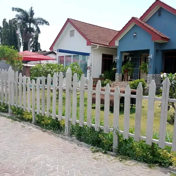 Plastic Timber Swimming Pool Fencing