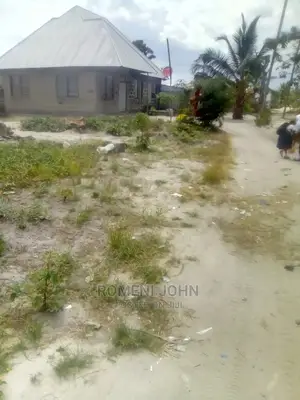 Kiwanja Kinauzwa Milioni Kumi Na Mbili Na Laki Tano.