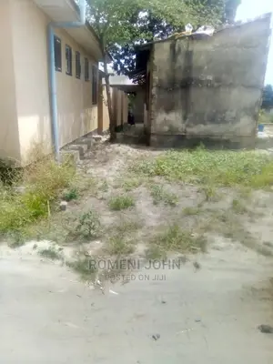 Kiwanja Kinauzwa Milioni Kumi Na Mbili Na Laki Tano.