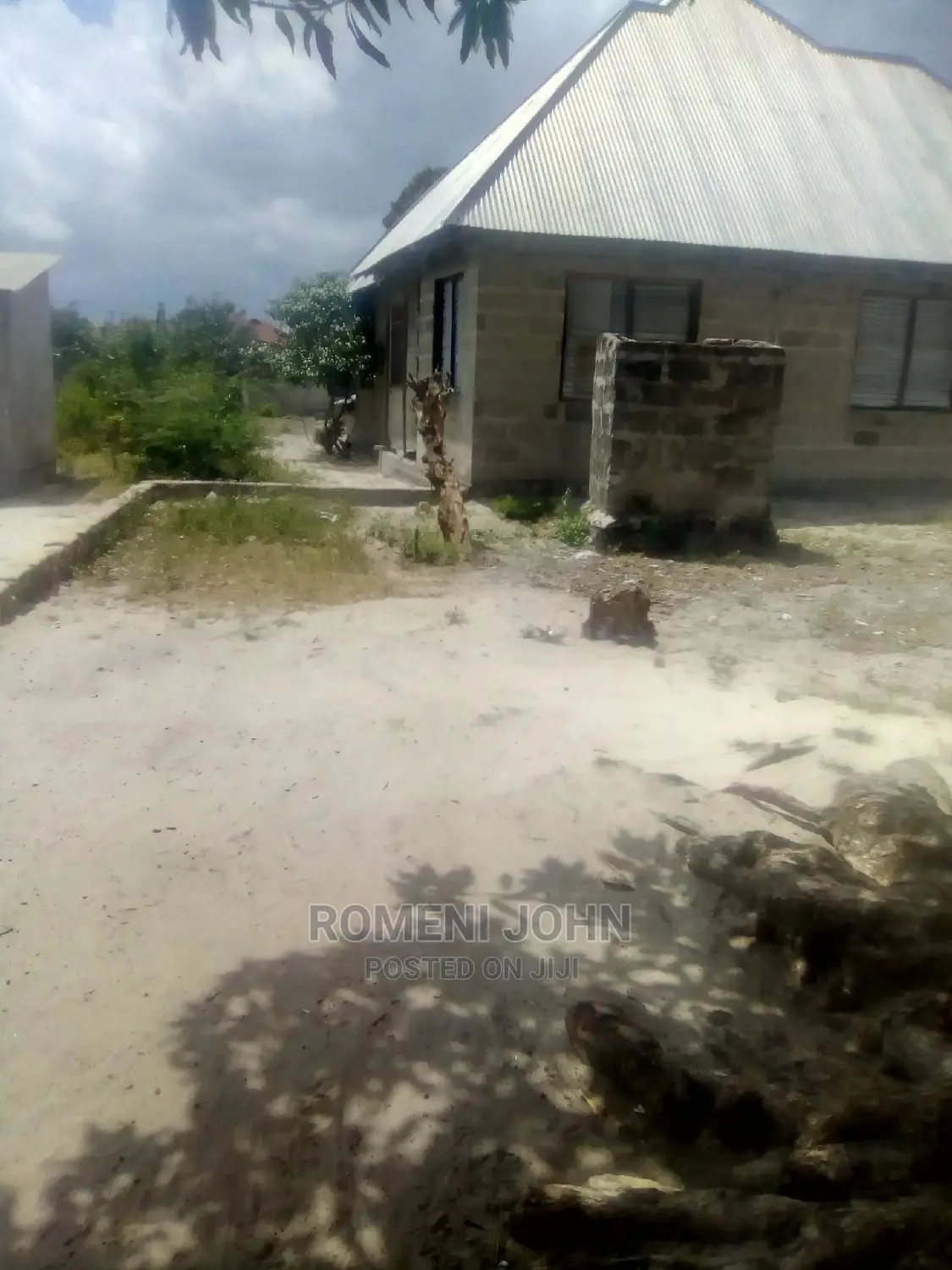 Kiwanja Kinauzwa Milioni Kumi Na Mbili Na Laki Tano.