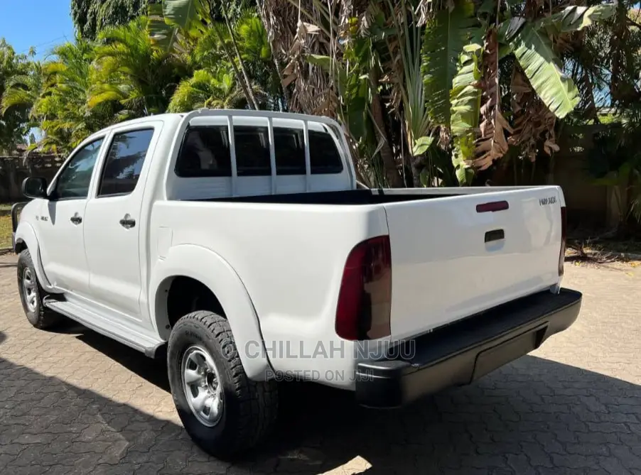 Toyota Hilux 2006 White