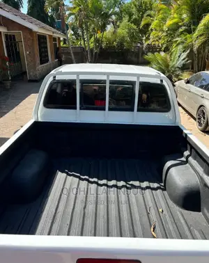 Toyota Hilux 2006 White