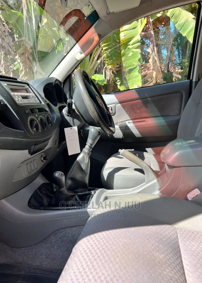 Toyota Hilux 2006 White