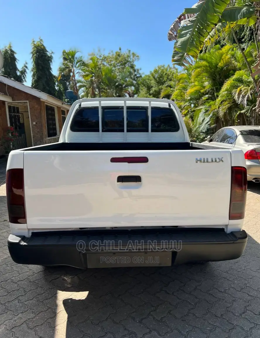 Toyota Hilux 2006 White
