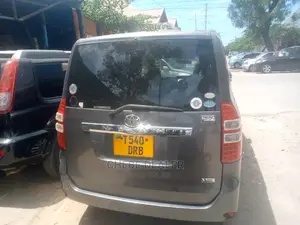Toyota Noah 2010 Gray