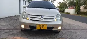 Toyota IST 2004 Gold