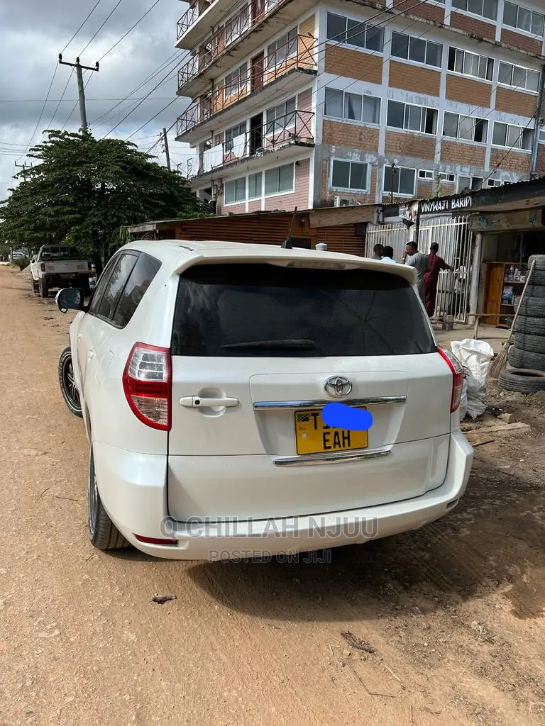 Toyota Vanguard 2006 White