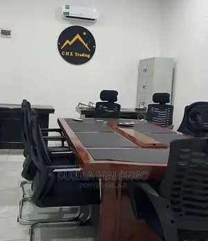 Meza Ya Mkutano Na Viti Vyake