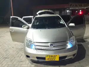 Toyota IST 2004 Silver