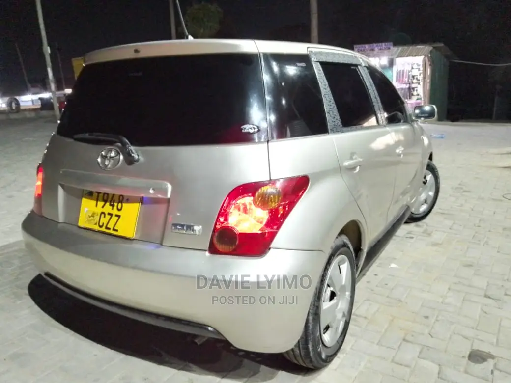 Toyota IST 2004 Silver