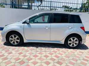 Toyota IST 2004 Silver