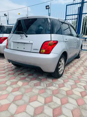 Toyota IST 2004 Silver