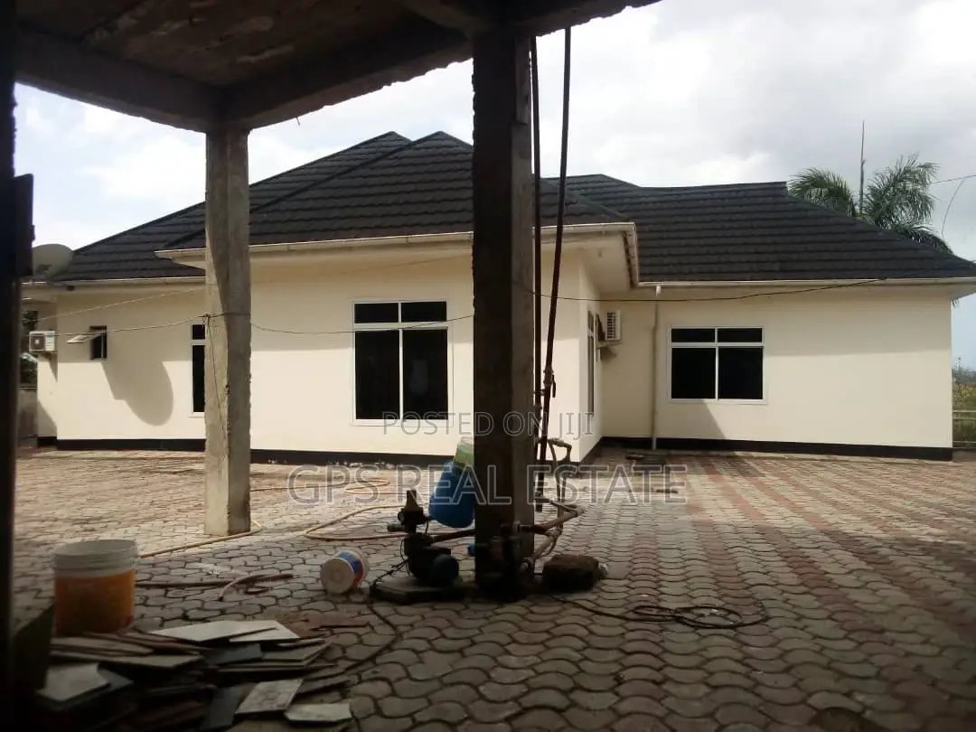 4bdrm House in Kwa Msuguri, Kinondoni for Sale