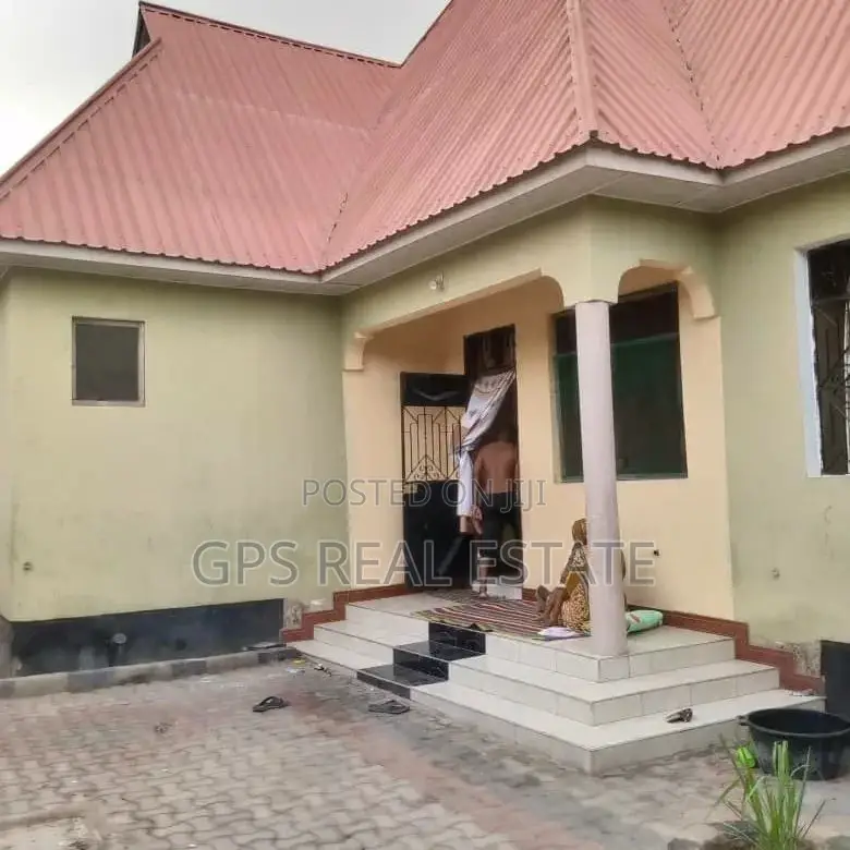 3bdrm House in Azam Complex, Chamazi for Sale