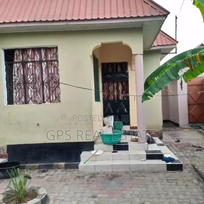 3bdrm House in Azam Complex, Chamazi for Sale