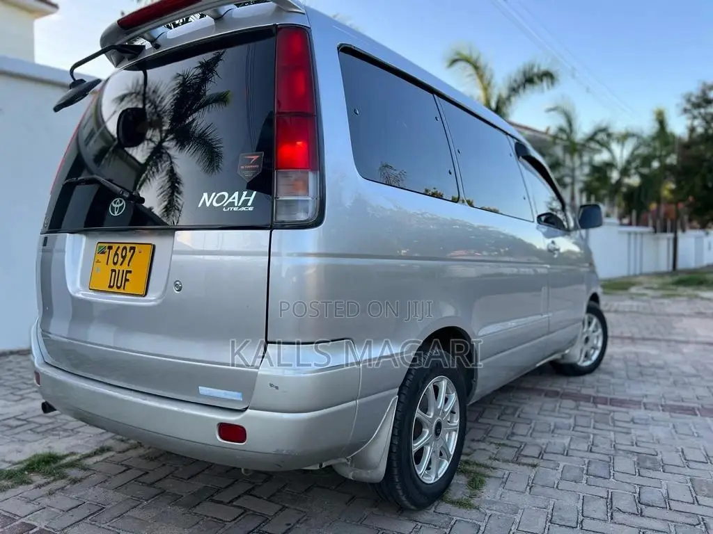 Toyota Noah 2001 Silver
