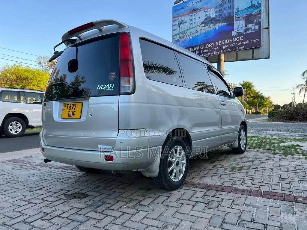 Toyota Noah 2001 Silver