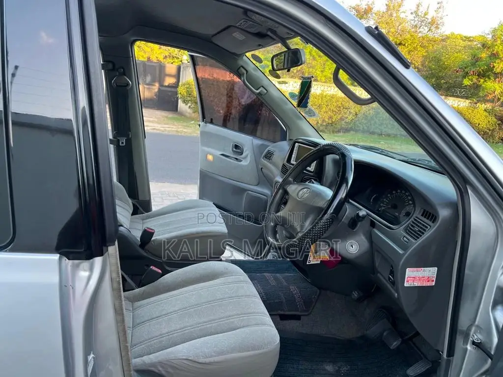 Toyota Noah 2001 Silver