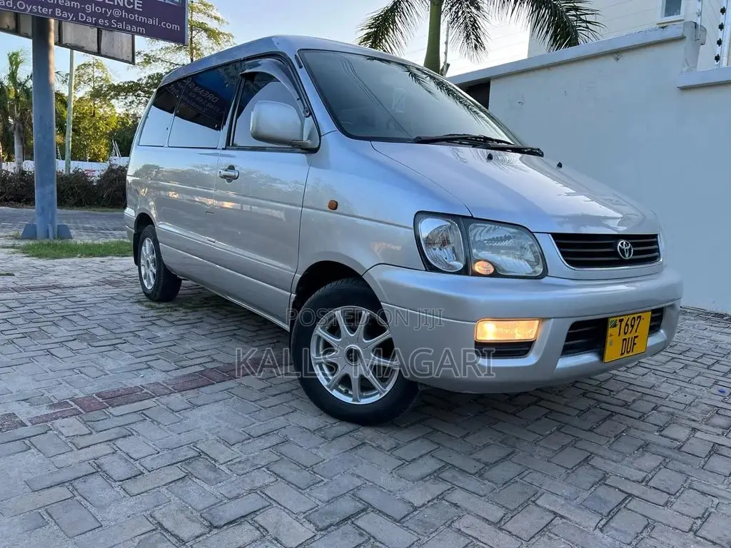 Toyota Noah 2001 Silver