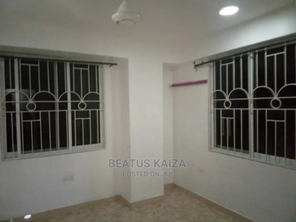 3bdrm Block of Flats in Kariakoo Fire for rent