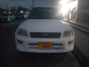 Toyota RAV4 Base 4x4 1999 White