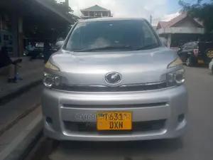 Toyota Noah 2.0 143hp AWD (7 Seater) 2010 Silver