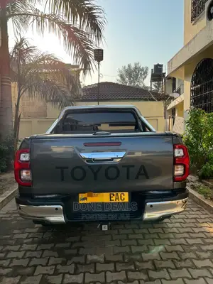 Toyota Hilux 2021 Black