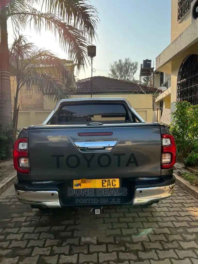 Toyota Hilux 2021 Black