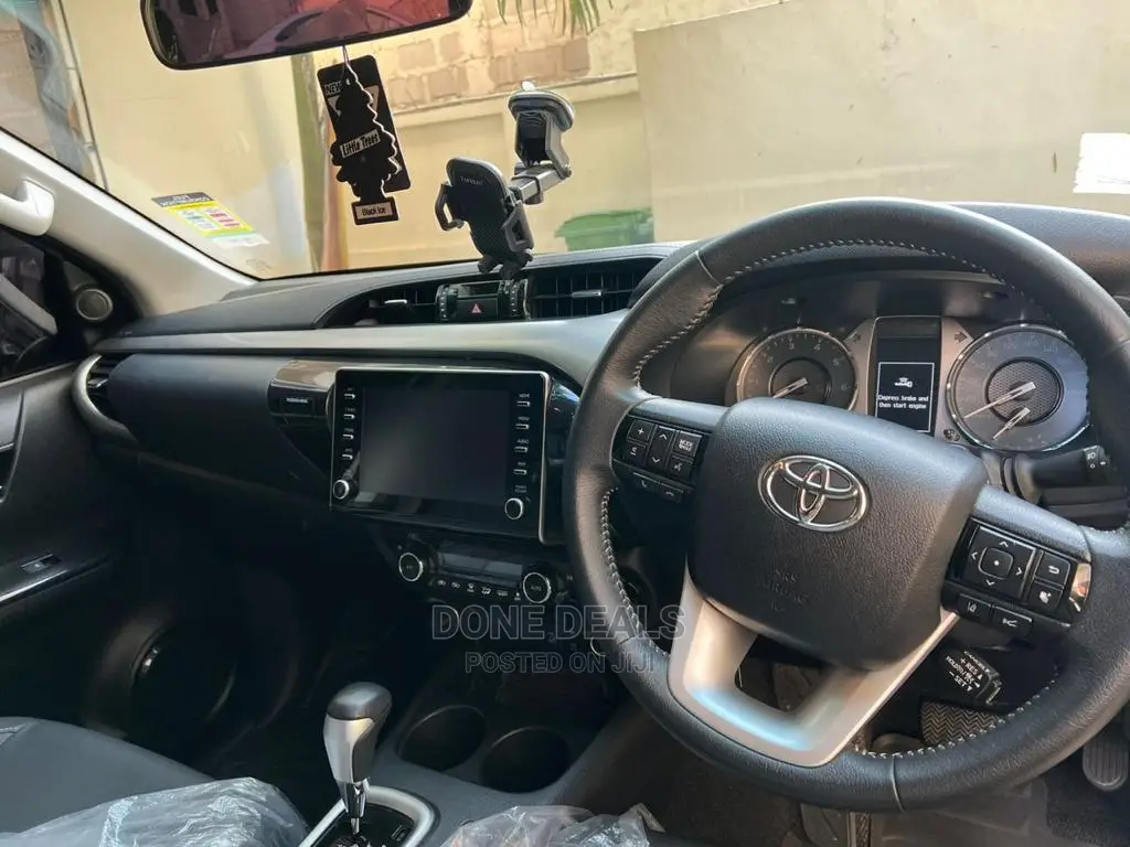 Toyota Hilux 2021 Black