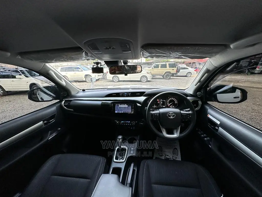 Toyota Hilux 2021 White