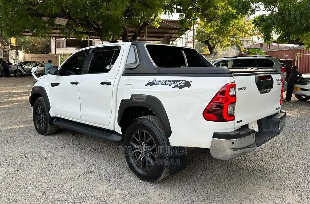 Toyota Hilux 2021 White