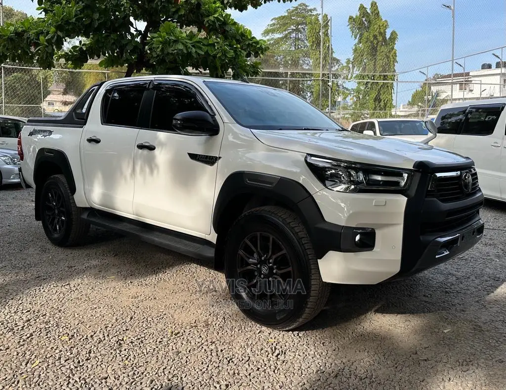 Toyota Hilux 2021 White