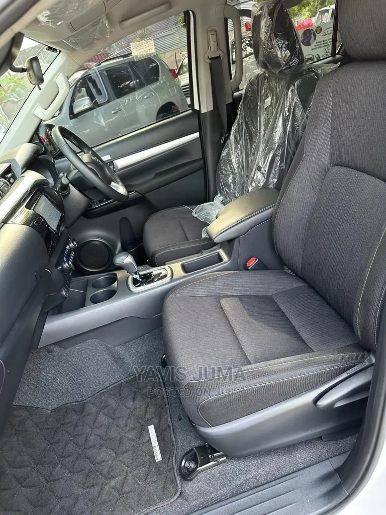 Toyota Hilux 2021 White