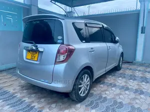 Toyota Ractis 2010 Silver
