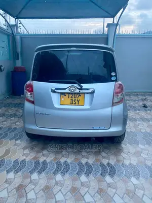 Toyota Ractis 2010 Silver