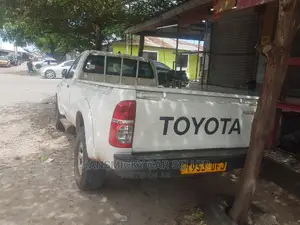Toyota Hilux 2013 White