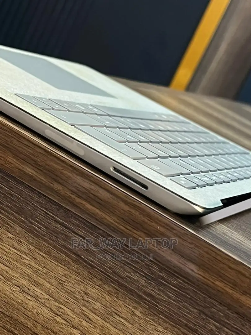 New Laptop Microsoft Surface 2 8GB Intel Core I5 SSD 256GB