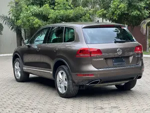 Volkswagen Touareg 2012 Gold