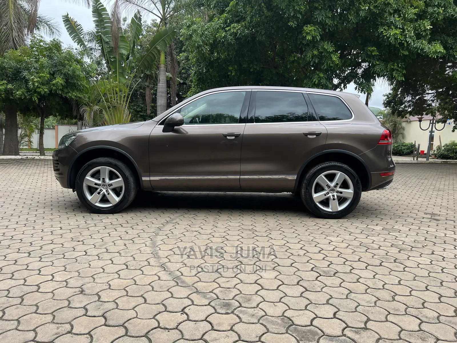 Volkswagen Touareg 2012 Gold