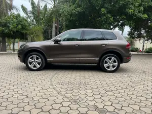 Volkswagen Touareg 2012 Gold