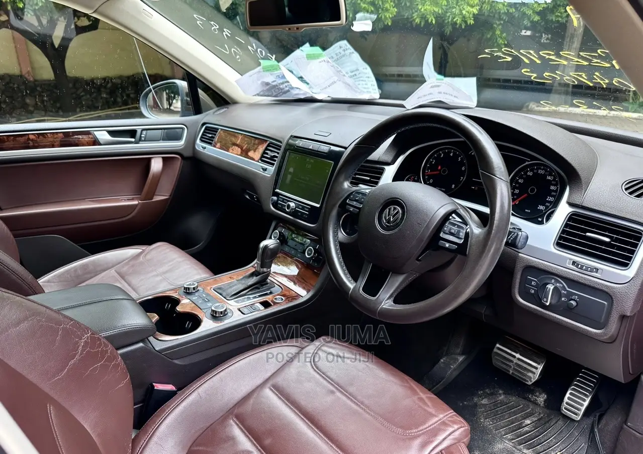 Volkswagen Touareg 2012 Gold